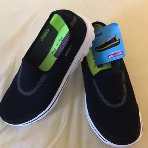 Skechers memory form fit go-walks black size 7 NWT